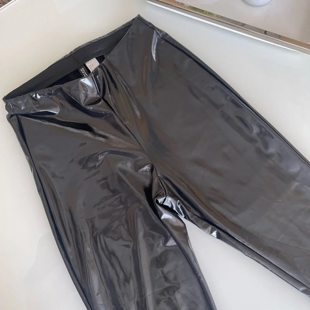 H&M Divided black faux pantent leather vinyl leggings - Picture 8 of 14